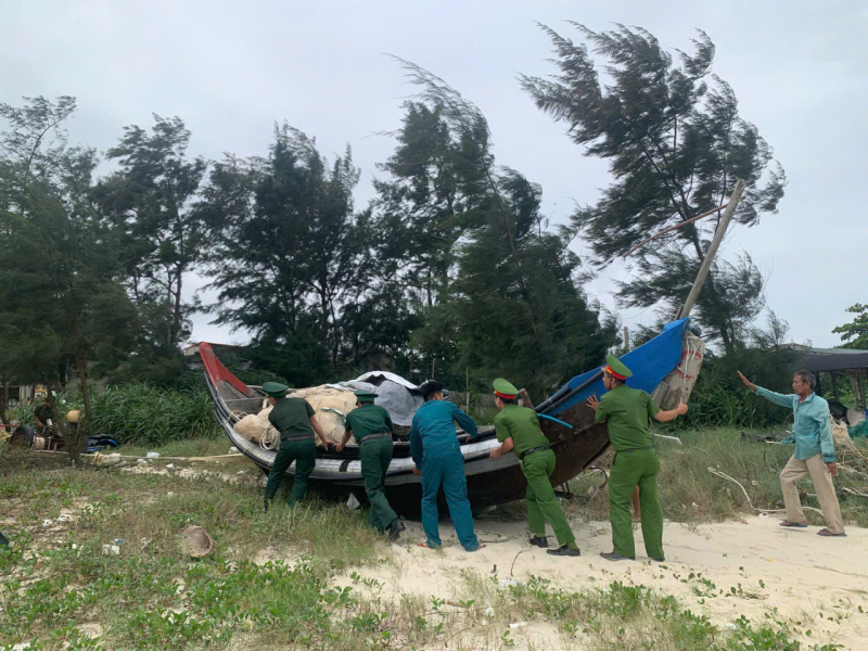 Công an phường ven biển ở Huế chủ động giúp dân ứng phó bão Thần Gió -0