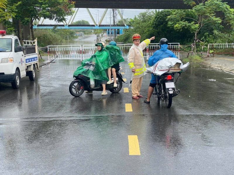 Công an các địa phương sát cánh cùng người dân ứng phó bão “Thần Gió” -2