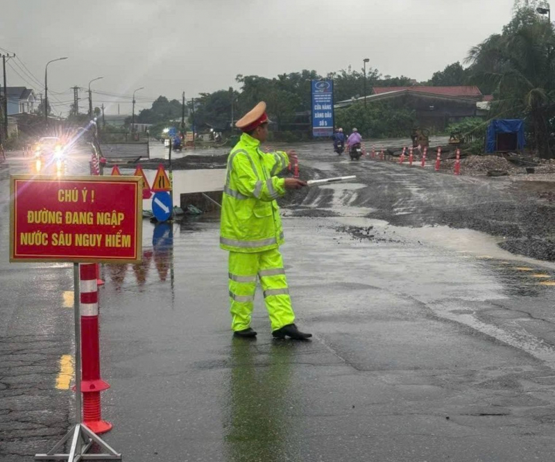 Công an các địa phương sát cánh cùng người dân ứng phó bão “Thần Gió” -3