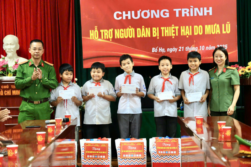 Học viện CSND và các nhà tài trợ ủng hộ người dân bị thiệt hại do mưa lũ tại Bắc Ninh -0