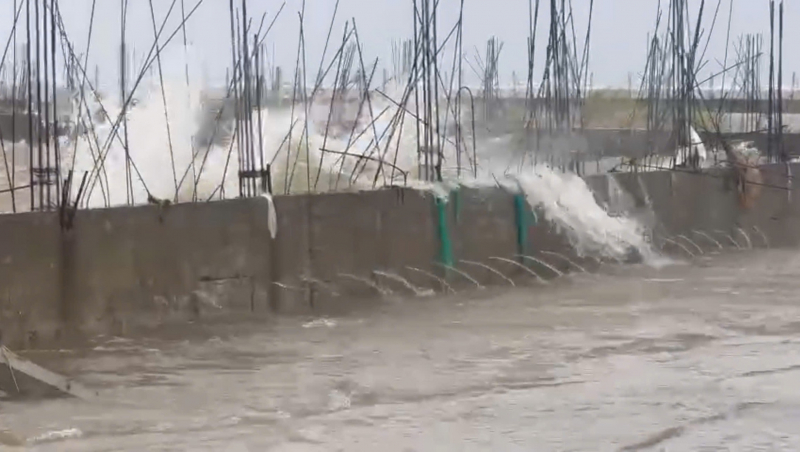 Đà Nẵng: Bờ đắp tạm sóng đánh vỡ, hàng tấn cá lồng bè bị cuốn trôi ra biển -0