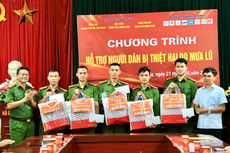 Học viện CSND và các nhà tài trợ ủng hộ người dân bị thiệt hại do mưa lũ tại Bắc Ninh -0