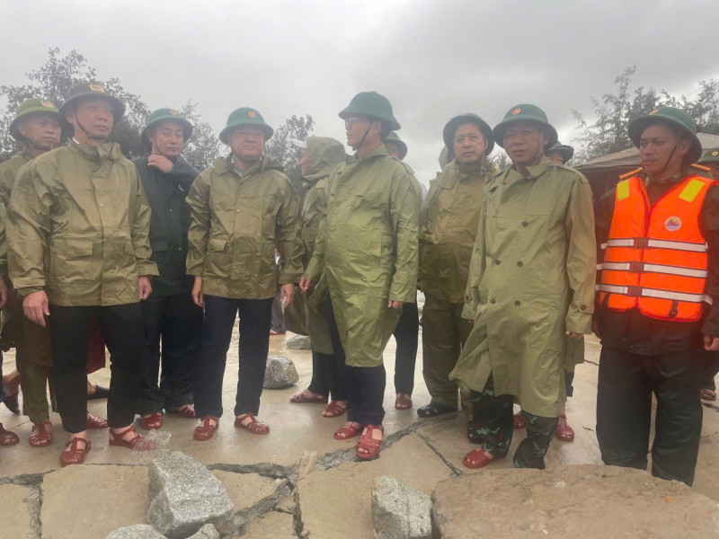 Công an phường ven biển ở Huế khẩn trương giúp dân ứng phó bão Thần Gió -0