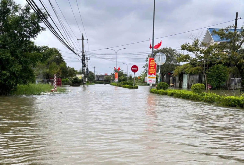 Triều cường dâng gây ngập lụt, hàng nghìn học sinh ở Huế nghỉ học -0