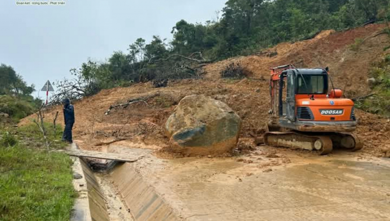 400m3 đất đá sạt lở gây ách tắc đường lên cửa khẩu ở Đà Nẵng -0
