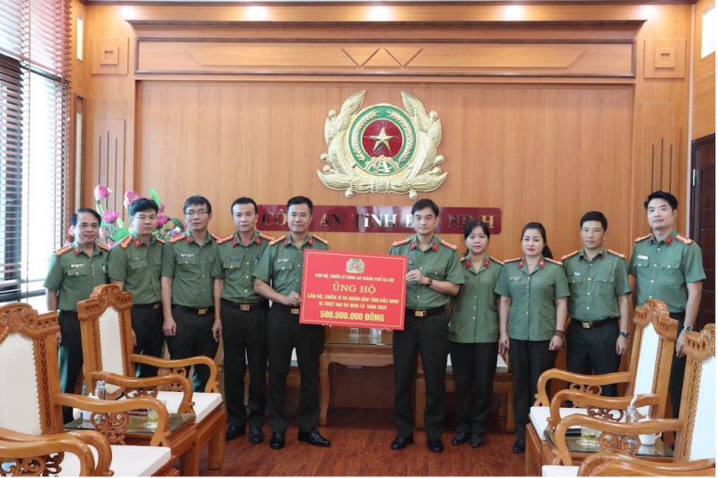 Trao tặng quà ủng hộ đồng bào tỉnh Lạng Sơn và Bắc Ninh bị thiệt hại do mưa lũ -0