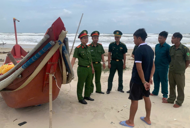 Công an phường ven biển ở Huế chủ động giúp dân ứng phó bão Thần Gió -1