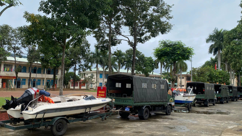 Đoàn CSĐN số 3 hỗ trợ trường học vùng cao Đà Nẵng di dời tài sản, sẵn sàng ứng phó bão số 12 -0