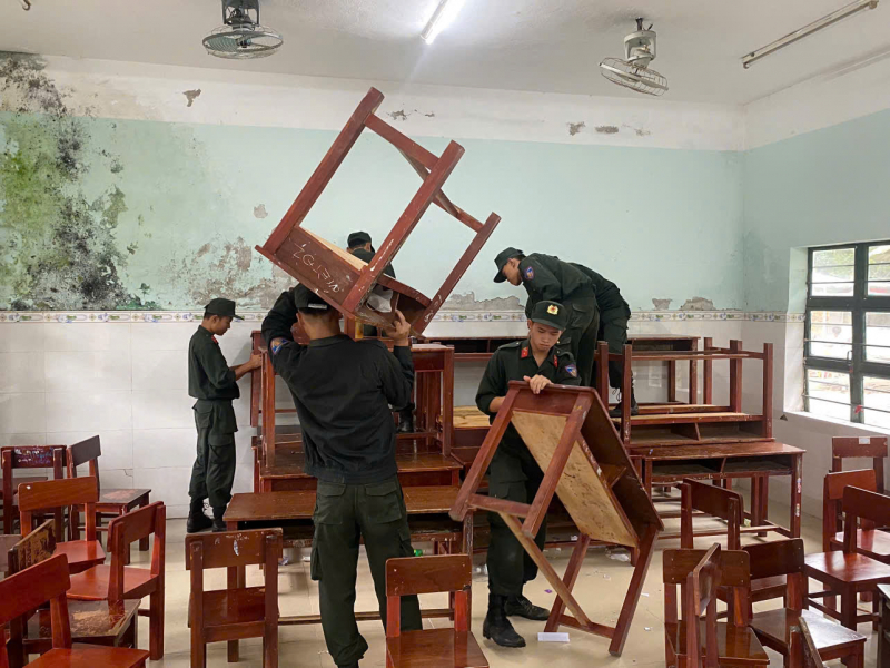 Đoàn CSĐN số 3 hỗ trợ trường học vùng cao Đà Nẵng di dời tài sản, sẵn sàng ứng phó bão số 12 -0