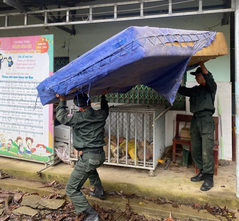 Đoàn CSĐN số 3 hỗ trợ trường học vùng cao Đà Nẵng di dời tài sản, sẵn sàng ứng phó bão số 12 -1