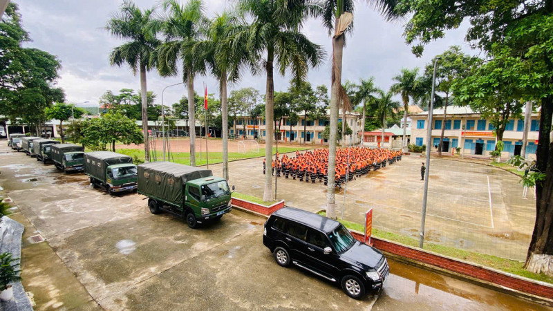Đoàn CSĐN số 3 hỗ trợ trường học vùng cao Đà Nẵng di dời tài sản, sẵn sàng ứng phó bão số 12 -2