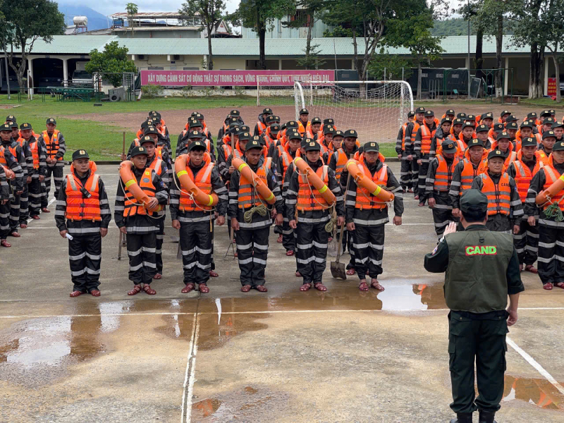 Đoàn CSĐN số 3 hỗ trợ trường học vùng cao Đà Nẵng di dời tài sản, sẵn sàng ứng phó bão số 12 -0