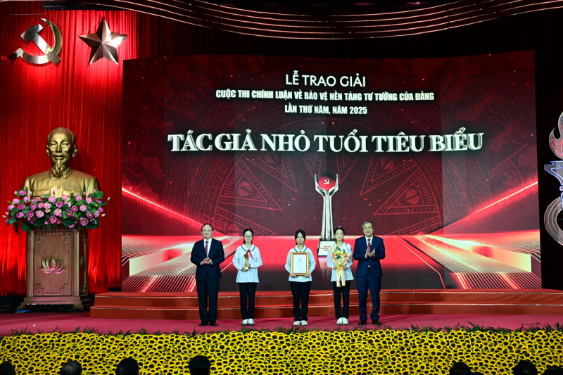 Trao giải Cuộc thi chính luận về bảo vệ nền tảng tư tưởng của Đảng lần thứ V năm 2025: Khơi dậy lòng tự hào yêu nước và khát vọng phát triển -0