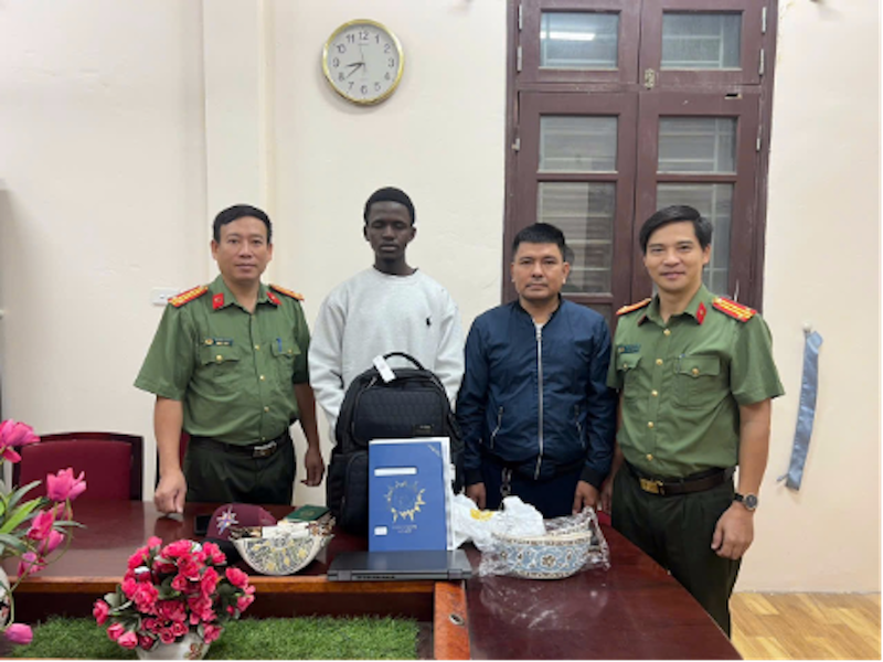 Công an xã hỗ trợ người nước ngoài tìm lại tài sản thất lạc -0