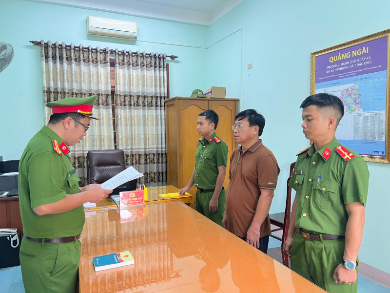 Quảng Ngãi: Đổ gần 120 nghìn kg chất thải gây ô nhiễm môi trường, nguyên Giám đốc Cty TNHH bị khởi tố -0