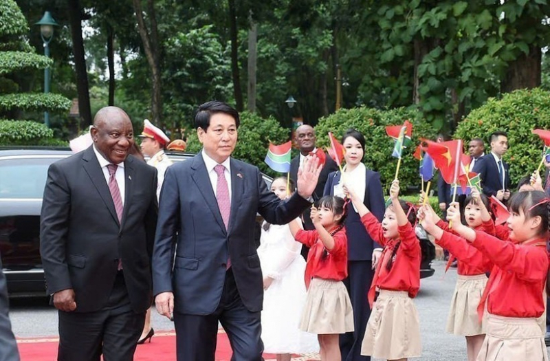 State President Luong Cuong hosts welcome ceremony for visiting South African counterpart -0