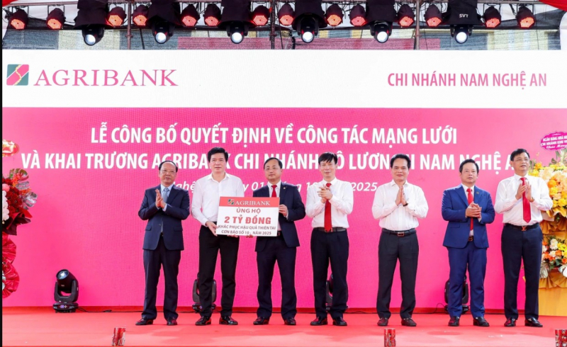 Agribank đồng hành cùng khách hàng và người dân khắc phục thiệt hại sau lũ -0