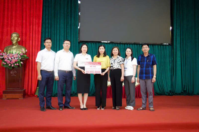 Agribank đồng hành cùng khách hàng và người dân khắc phục thiệt hại sau lũ -0