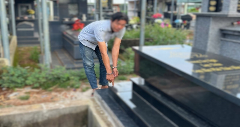 Khởi tố đối tượng đập phá mồ mả  -0