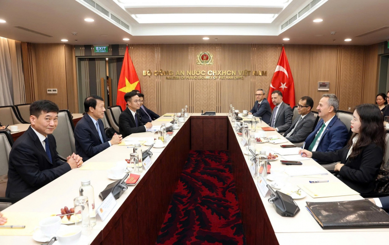Minister Luong Tam Quang hosts leader of Turkish Defense Industry Agency -0