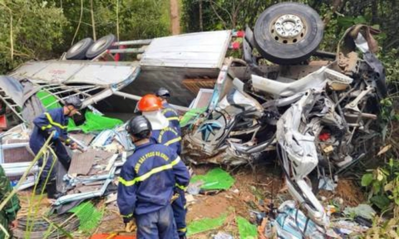 Lật xe tải trên QL14C, 2 vợ chồng tử vong, 2 người khác bị thương -0