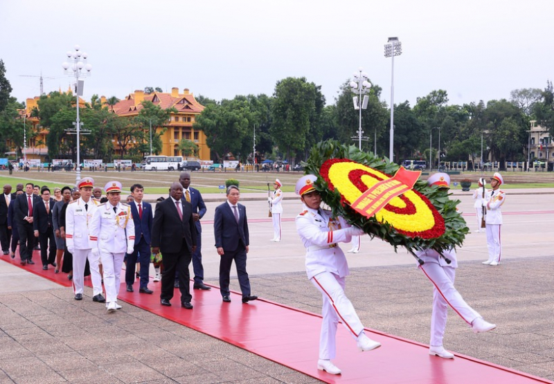 South African leader pays tribute to President Ho Chi Minh -0