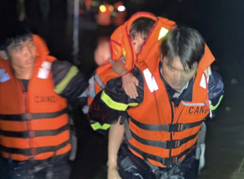 Rescued 127 people overnight from 2m deep flood caused by heavy rain -0
