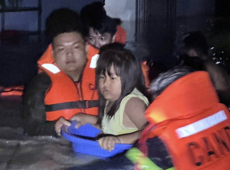 Rescued 127 people overnight from 2m deep flood caused by heavy rain -1
