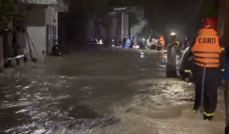 Rescued 127 people overnight from 2m deep flood caused by heavy rain -0