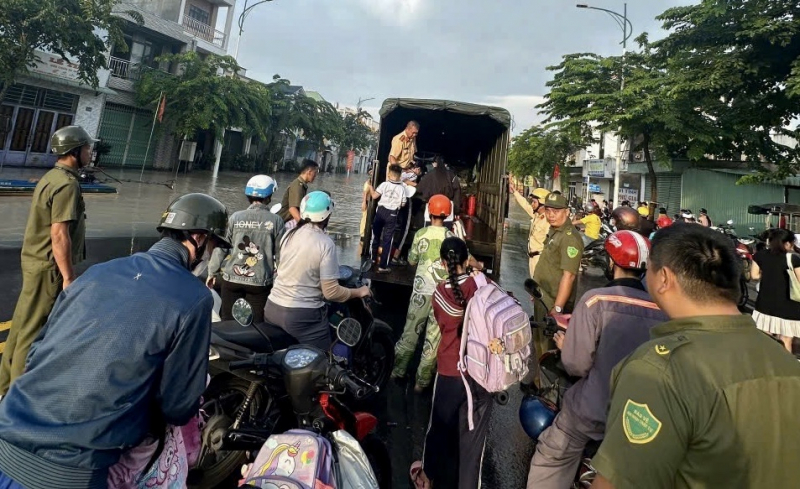 Dùng xe chuyên dụng vận chuyển hàng trăm học sinh, công nhân qua điểm ngập -0