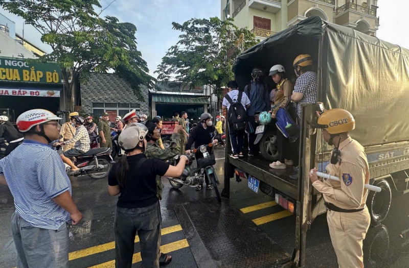 Dùng xe chuyên dụng vận chuyển hàng trăm học sinh, công nhân qua điểm ngập -0