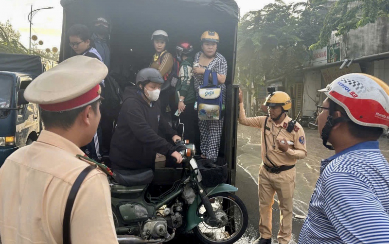 Dùng xe chuyên dụng vận chuyển hàng trăm học sinh, công nhân qua điểm ngập -1