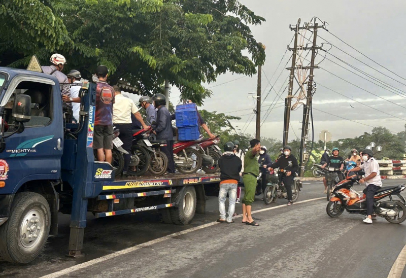 Dùng xe chuyên dụng vận chuyển hàng trăm học sinh, công nhân qua điểm ngập -2