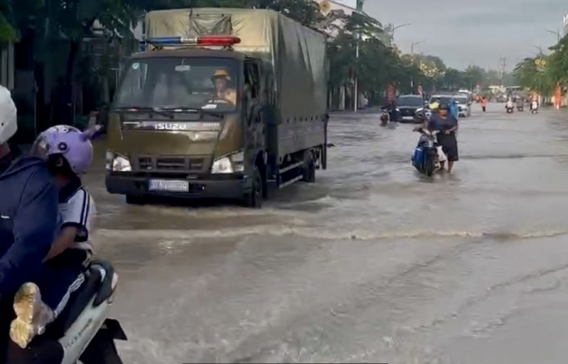 Dùng xe chuyên dụng vận chuyển hàng trăm học sinh, công nhân qua điểm ngập -1