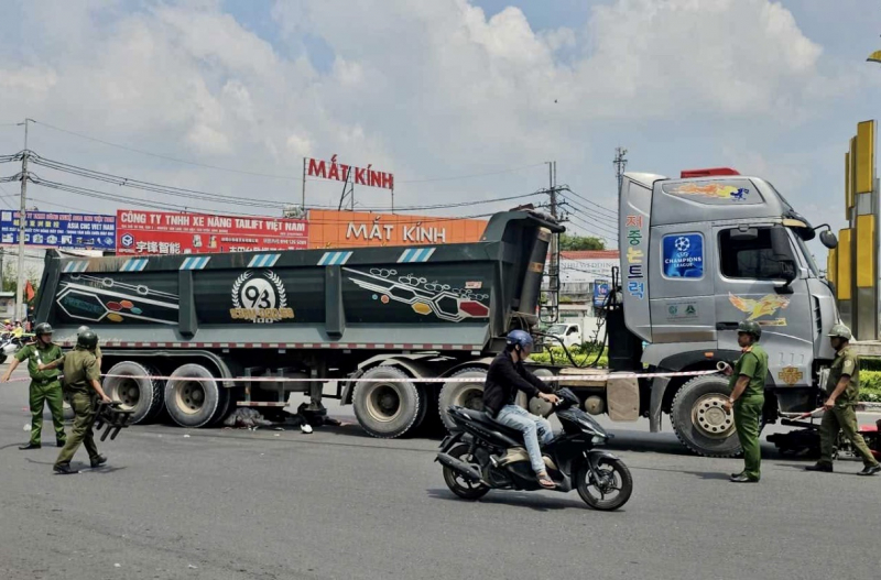 2 nữ sinh gặp nạn tử vong khi va chạm với xe đầu kéo tại vòng xoay Tân Hiệp -0