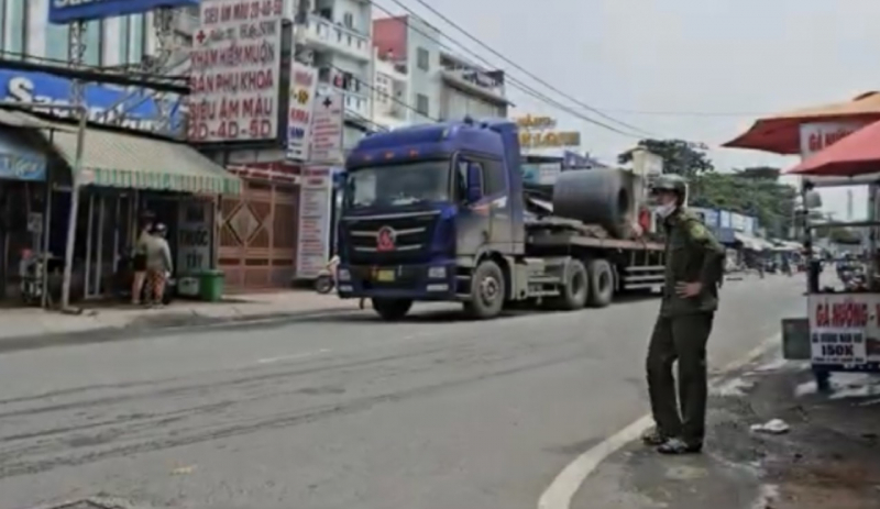 Thương tâm, cô gái trẻ rơi vào bánh xe đầu kéo tử vong trên đường -0