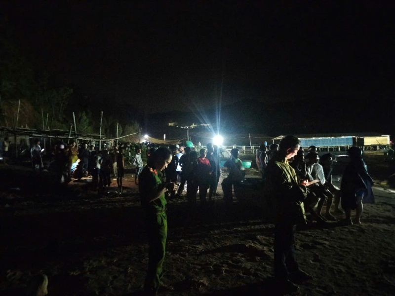 Mientras nadaban juntos, dos jóvenes fueron arrastrados por las olas y desaparecieron -0