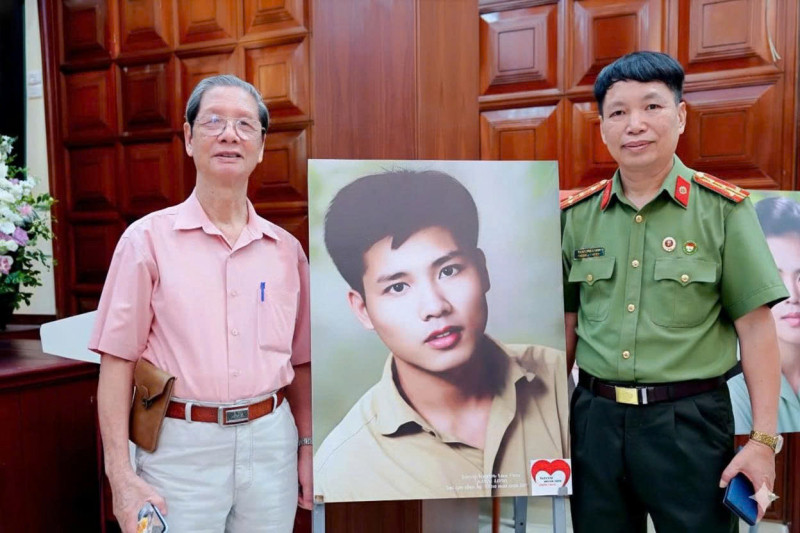 Viếng miếu thờ liệt sĩ Nguyễn Văn Thạc -0