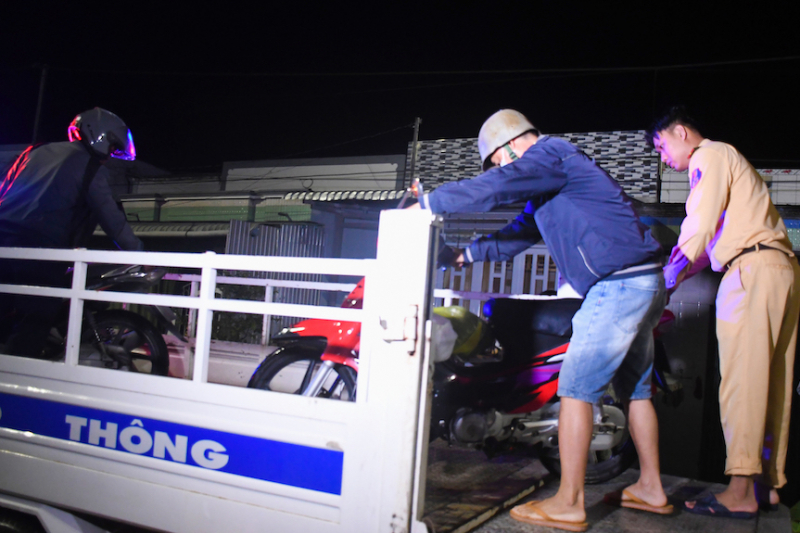 bản sao lực lượng cảnh sát giao thông dùng xe chuyên dụng hỗ trợ người dân và phương tiện qua vùng nước ngập..jpeg -0