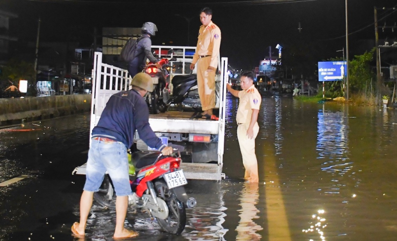bản sao lực lượng cảnh sát giao thông dùng xe chuyên dụng hỗ trợ người dân và phương tiện qua vùng nước ngập.jpeg -0