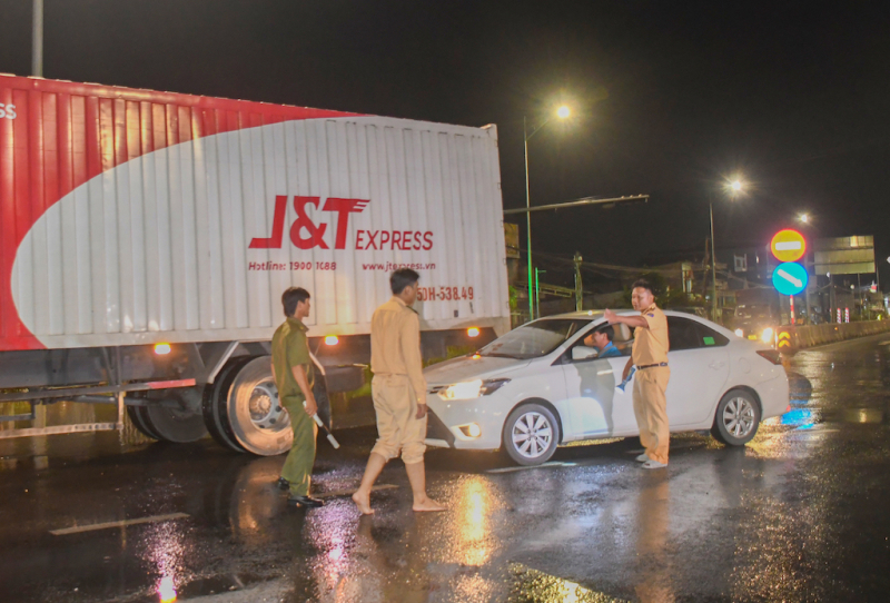 bản sao lực lượng cảnh sát giao thông và lực lượng an ninh trật tự ở cơ sở hướng dẫn người dân đi theo hướng khác.jpeg -0