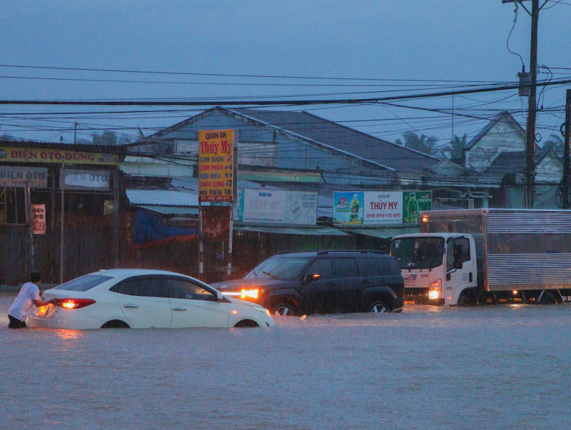 bản sao nước ngập sâu gây khó khăn cho phương tiện lưu thông qua đoạn đường này..jpeg -0