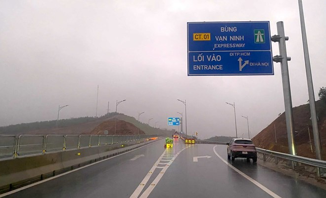 Ändra information på skylten för nord-sydlig motorväg genom Quang Tri -0
