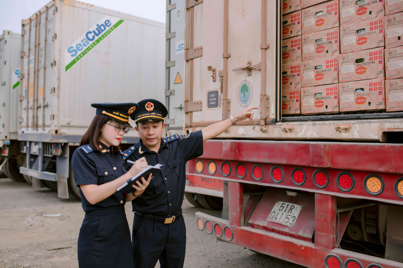 công chức hải quan cửa khẩu quốc tế lệ thanh - chi cục hải quan khu vực xiv thực hiện kiểm hóa (1).jpeg -0