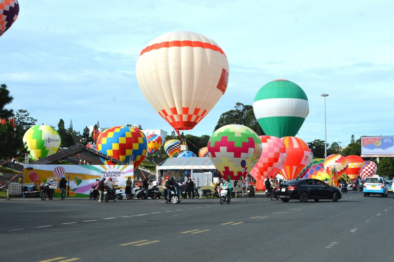 Khinh khí cầu bay rợp quảng trường Lâm Viên Đà Lạt -0
