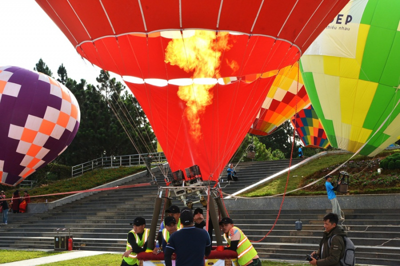 Khinh khí cầu bay rợp quảng trường Lâm Viên Đà Lạt -2