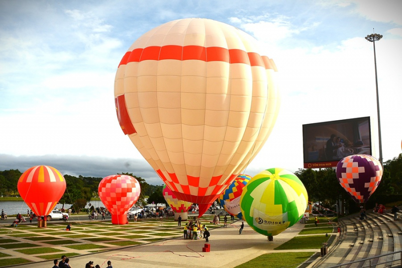 Khinh khí cầu bay rợp quảng trường Lâm Viên Đà Lạt -3
