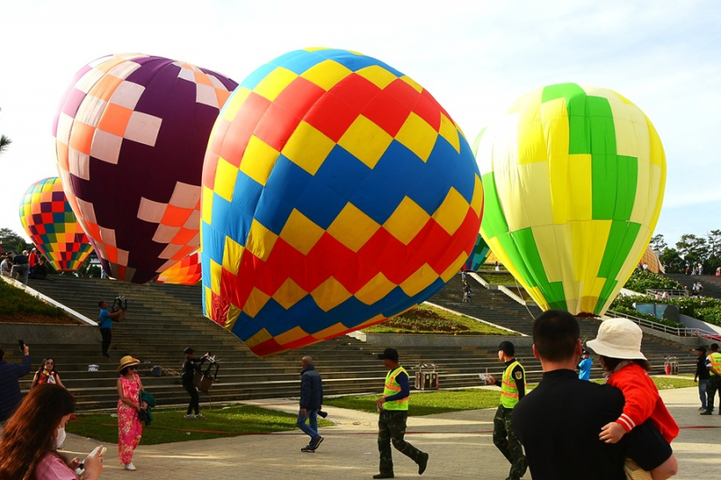 Khinh khí cầu bay rợp quảng trường Lâm Viên Đà Lạt -5