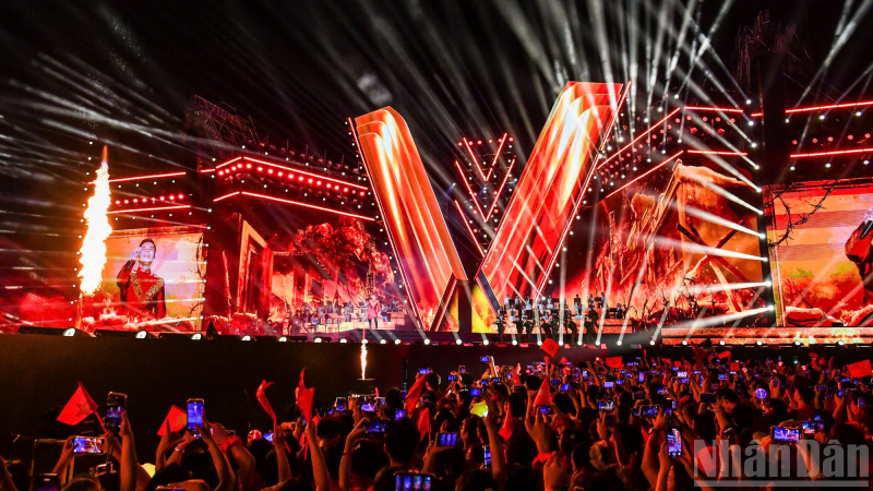 ha`ng va%3fn kha´n gia%3f co´ ma%3f%3ft cu`ng ho`a ca ta%3fi concert _to^%3f quo^´c trong tim_.jpg -0