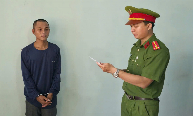 Mâu thuẫn trên bàn nhậu, cầm chai bia ném bạn nhập viện - Báo Công an Nhân dân điện tử